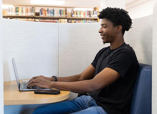 在线博彩 online student working at a laptop